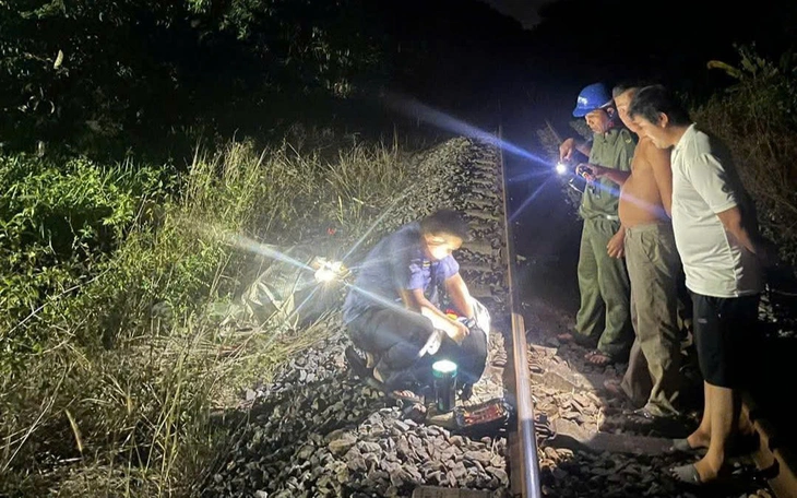 Người đàn ông đứng ở mép taluy đường sắt bị tàu tông tử vong - Ảnh 2.