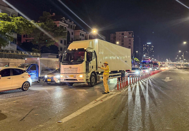 Đường vành đai 3 trên cao xuất hiện co giãn lớn do nắng nóng, sửa chữa ngay trong đêm 24-5 - Ảnh 2. vành đai 3 - Ảnh 2.