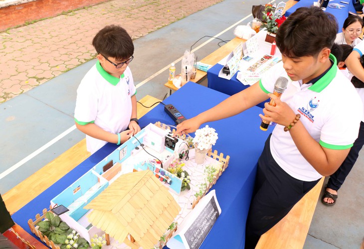 Học sinh 'đọ sức' lập trình robot, làm vườn rau thông minh, thiết kế nhà tiết kiệm năng lượng - Ảnh 4.