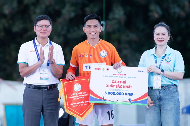TAPUHO trao giải thưởng đặc biệt ở Giải bóng đá công nhân, viên chức - Ảnh 2.