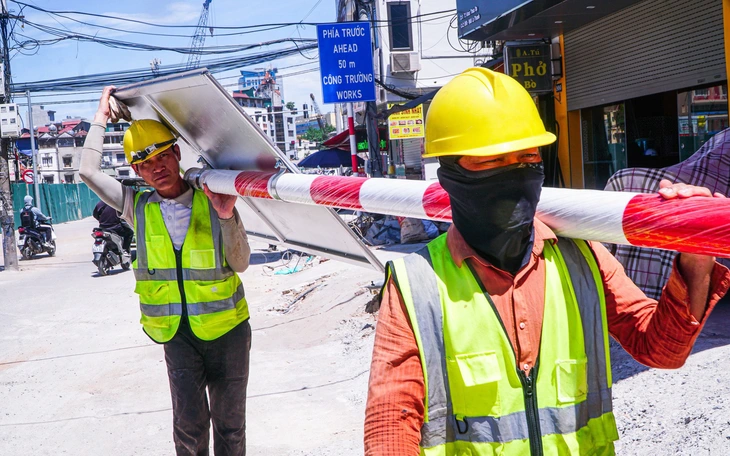 Miền Bắc còn ngột ngạt trong nắng nóng 40 độ C thêm hai ngày, sau đó có mưa 'giải nhiệt' - Ảnh 2.