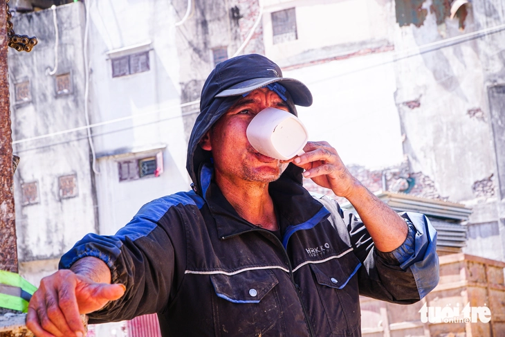 Người dân Hà Nội đội nắng mưu sinh trong ngày thủ đô nóng nhất cả nước - Ảnh 9.