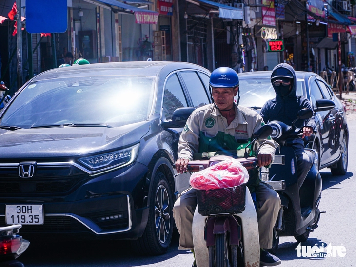 Người dân Hà Nội đội nắng mưu sinh trong ngày thủ đô nóng nhất cả nước - Ảnh 11.