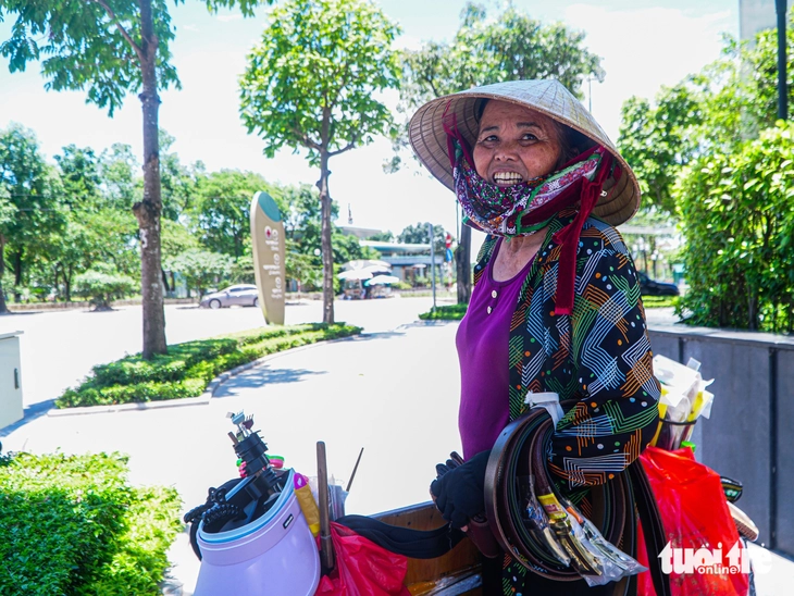 Người dân Hà Nội đội nắng mưu sinh trong ngày thủ đô nóng nhất cả nước - Ảnh 14.