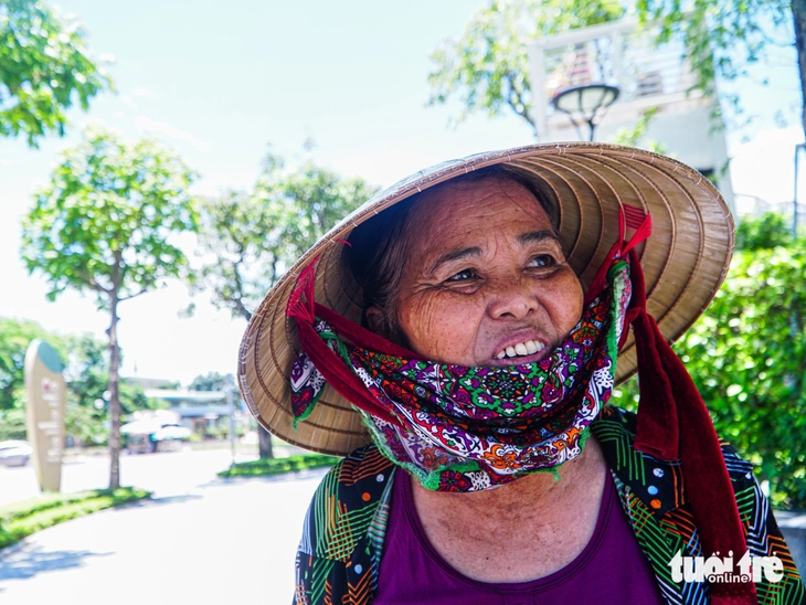 Người dân Hà Nội đội nắng mưu sinh trong ngày thủ đô nóng nhất cả nước - Ảnh 15.