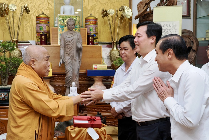 Bí thư Trần Lưu Quang và Thường trực Thành ủy TP.HCM thăm, chúc mừng Đại lễ Phật đản - Ảnh 3.