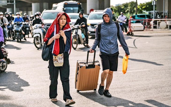 Người dân Hà Nội đội nắng mưu sinh trong ngày thủ đô nóng nhất cả nước - Ảnh 27.