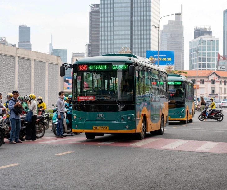 TP.HCM đề xuất thí điểm xe buýt nhỏ đón khách theo nhu cầu - Ảnh 1.