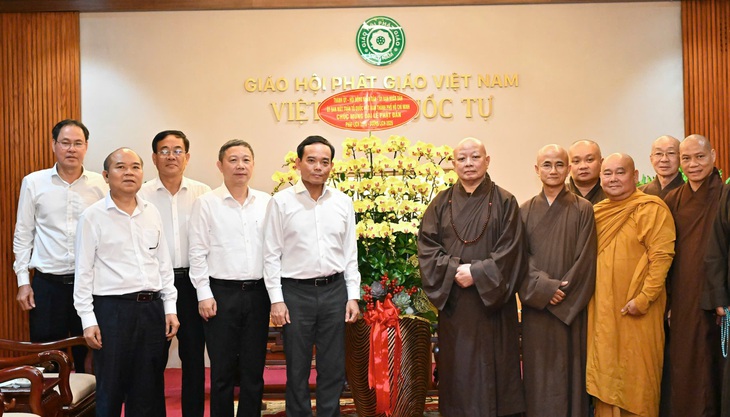 Bí thư Trần Lưu Quang và Thường trực Thành ủy TP.HCM thăm, chúc mừng Đại lễ Phật đản - Ảnh 2.