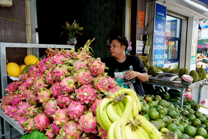 Nhiều loại trái cây 'rẻ như cho', nhà vườn lại 'khóc ròng' - Ảnh 1.