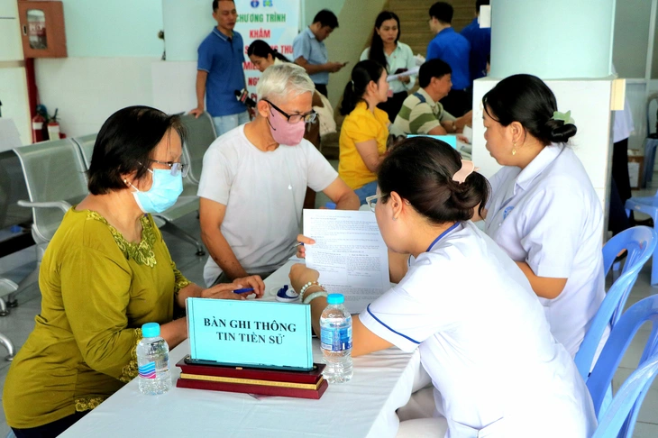 Xây 'lá chắn' bệnh tật từ xa: TP.HCM đang tăng tốc khám sức khỏe miễn phí cho toàn dân - Ảnh 1.