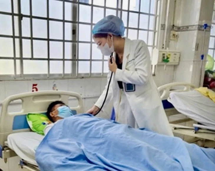 Cứu sống nam thanh niên bị sốc phản vệ do bôi thuốc tê để phun xăm - Ảnh 1.