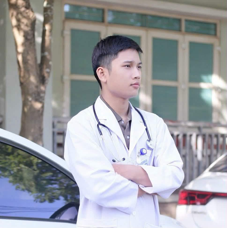 Bé trai đuối nước giữa dòng thác, được nam sinh viên trường y ép tim cứu sống kịp thời - Ảnh 2.