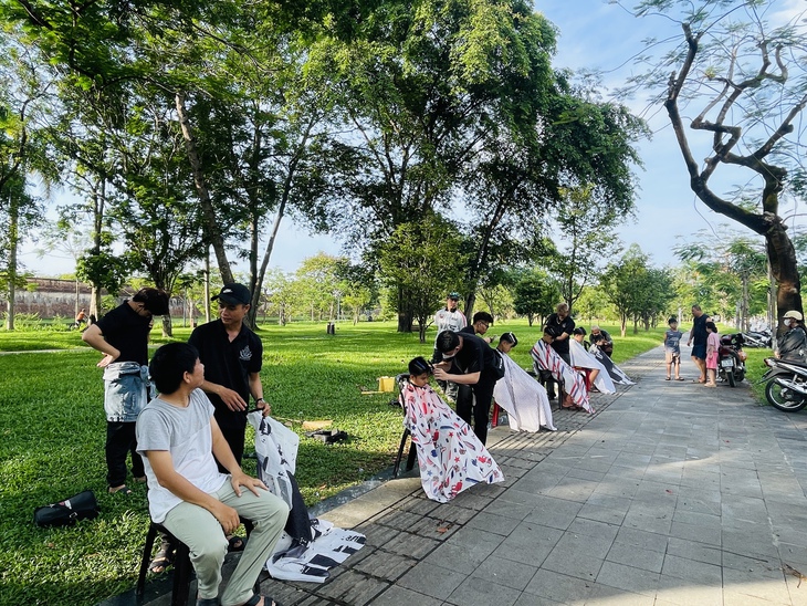 Ấm lòng tiệm tóc 'đổi nụ cười' nơi vỉa hè cố đô Huế - Ảnh 4.