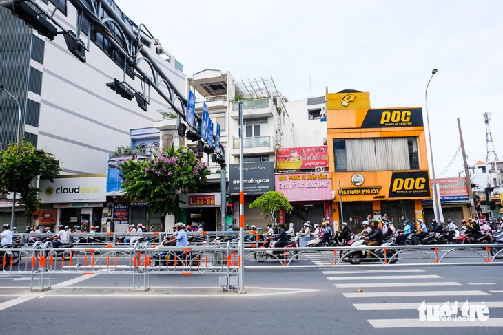 Dải phân cách tự động dùng năng lượng mặt trời đầu tiên ở TP.HCM hoạt động ra sao khi trời mưa? - Ảnh 5.