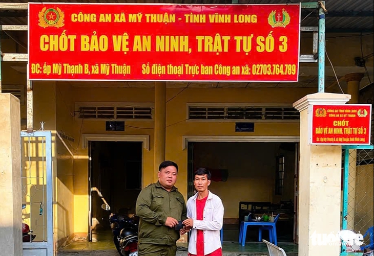Nhặt được ví tiền trên đường, ba học sinh lớp 9 mang đến công an tìm người mất - Ảnh 3.