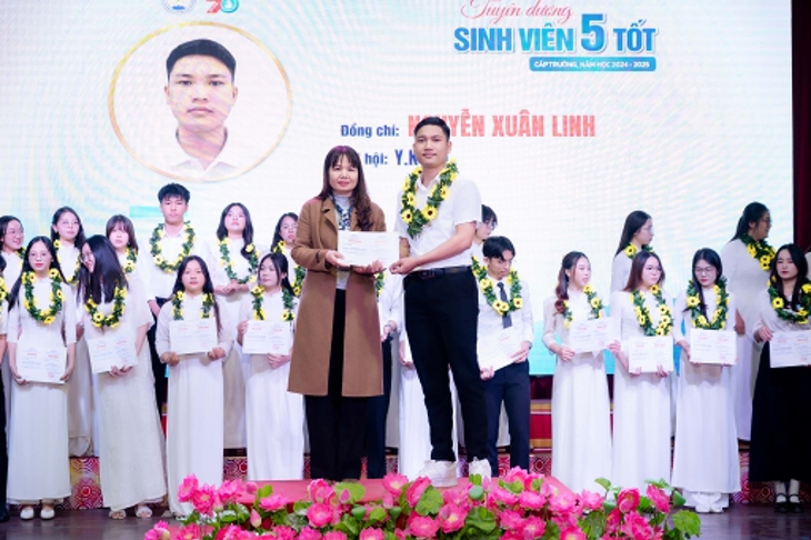 Bé trai đuối nước giữa dòng thác, được nam sinh viên trường y ép tim cứu sống - Ảnh 3.