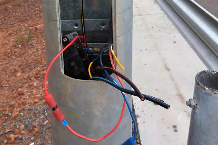 Bắt giữ hai thanh niên cắt dây điện trên cao tốc, lấy đồng bán phế liệu - Ảnh 2.