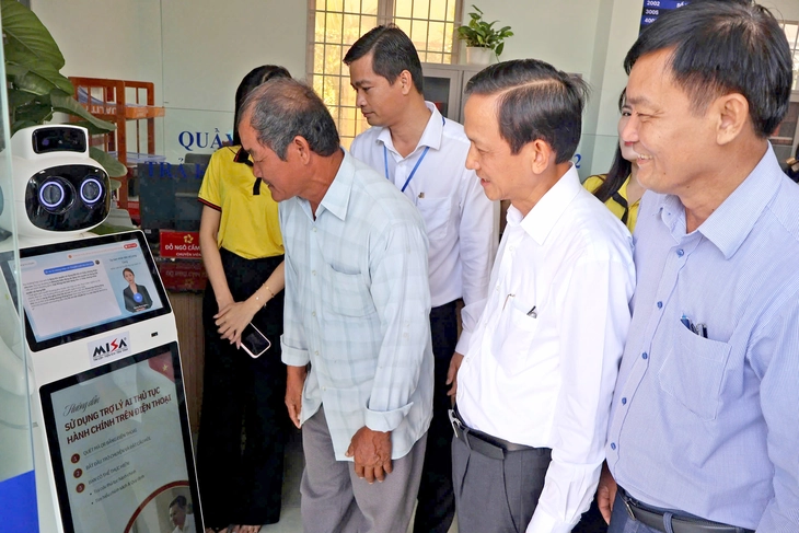 Xã đầu tiên của Tây Ninh thử nghiệm robot lễ tân, gửi lời chào và hướng dẫn người dân - Ảnh 1.