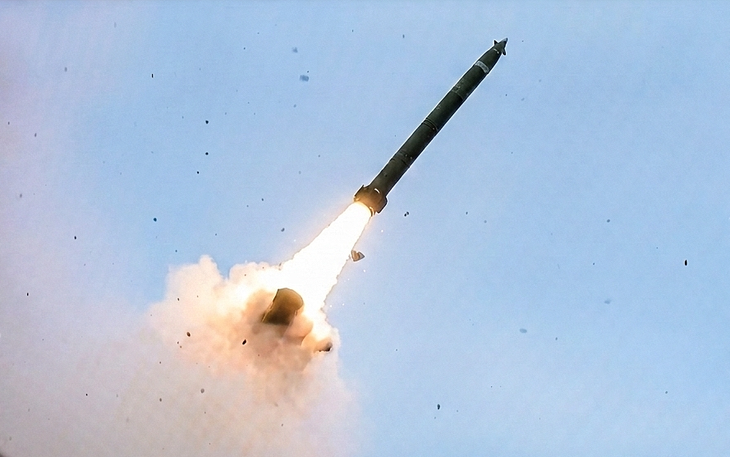 Triều Tiên công bố hình ảnh ông Kim Jong Un giám sát thử hệ thống phóng tên lửa mới - Ảnh 3.