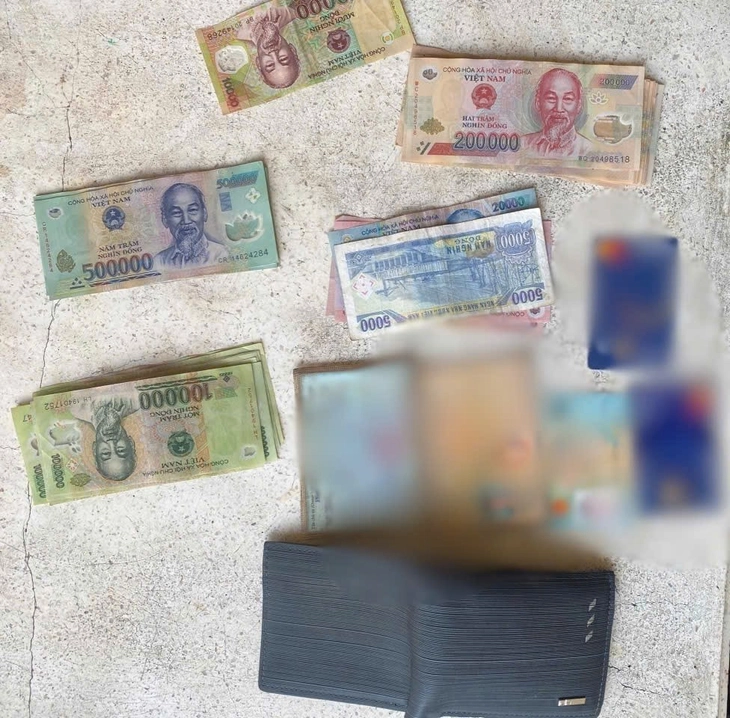 Nhặt được ví tiền trên đường, ba học sinh lớp 9 mang đến công an tìm người mất - Ảnh 2.