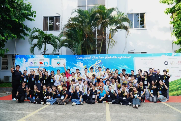Không cần âm thanh, sinh viên tạo nên sân chơi rộn ràng cho trẻ khiếm thính - Ảnh 6.
