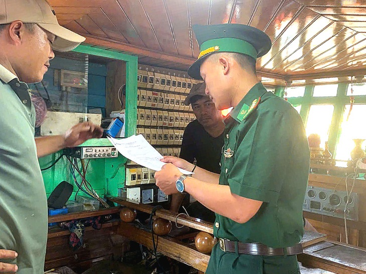 Tàu cá mất kết nối giám sát hành trình quá 6 giờ, 2 thuyền trưởng bị tước chứng chỉ - Ảnh 1.
