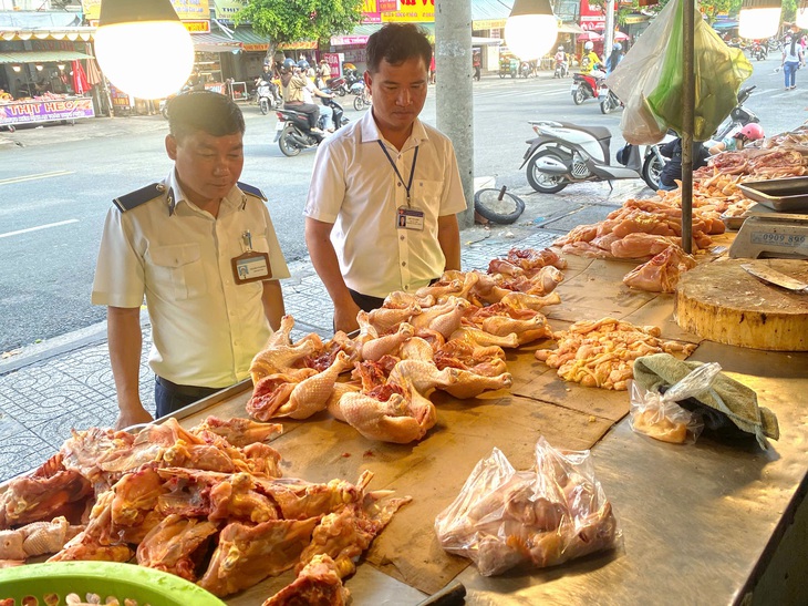 Tăng kiểm tra tại các chợ, nhiều tiểu thương bị phạt vì địa điểm giết mổ gà, vịt - Ảnh 1.