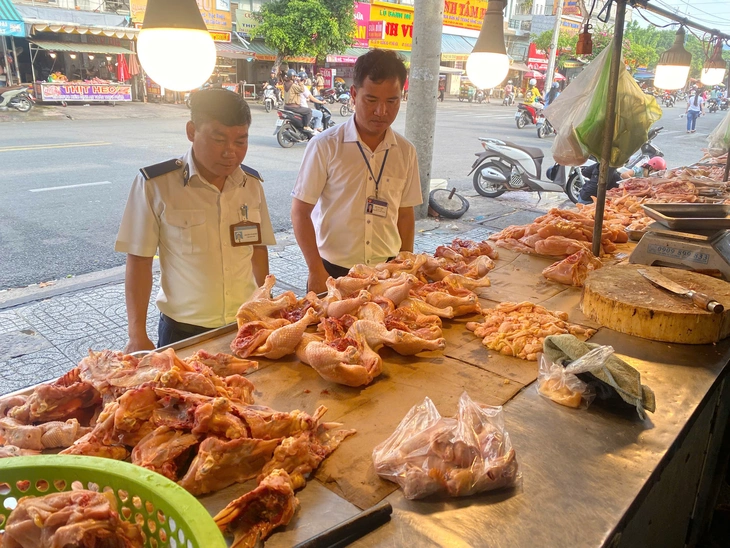 TP.HCM: Tăng kiểm tra tại các chợ, nhiều tiểu thương bị phạt vì địa điểm giết mổ gà, vịt - Ảnh 1.