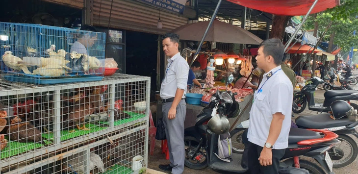 TP.HCM: Tăng kiểm tra tại các chợ, nhiều tiểu thương bị phạt vì địa điểm giết mổ gà, vịt - Ảnh 5.