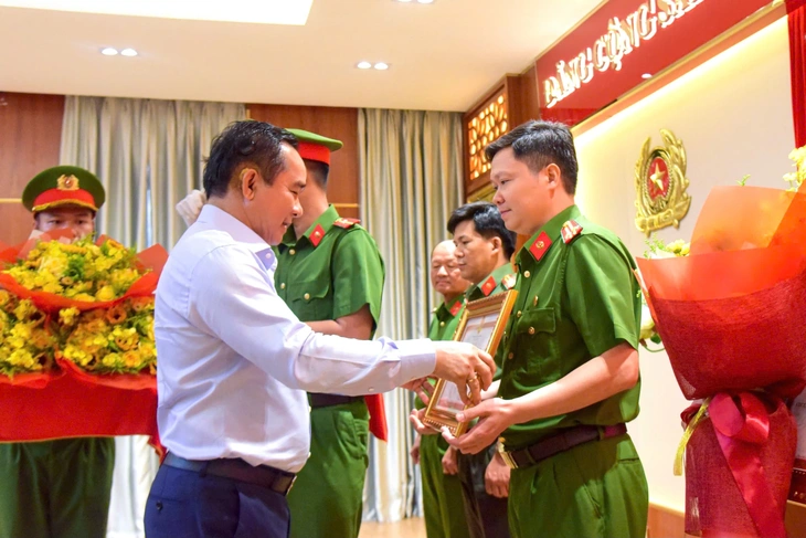 Khen thưởng lực lượng bắt giữ 2 nghi phạm Samoa nổ súng giết người tại phường Bến Thành - Ảnh 2.