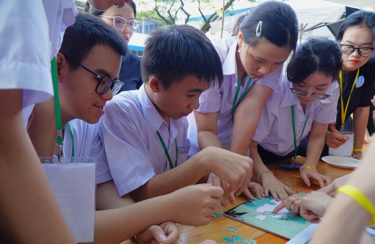 Không cần âm thanh, sinh viên tạo nên sân chơi rộn ràng cho trẻ khiếm thính - Ảnh 2.