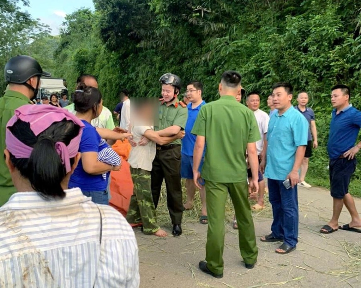 Căng bạt, rải rơm dày 'giải cứu' người đàn ông đứng chơi vơi trên cành cây cao 15m - Ảnh 2.