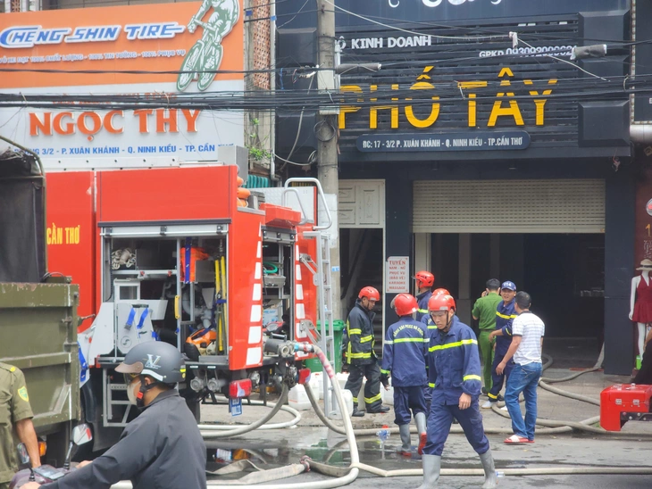 Cháy giữa trưa ở trung tâm TP Cần Thơ - Ảnh 2.