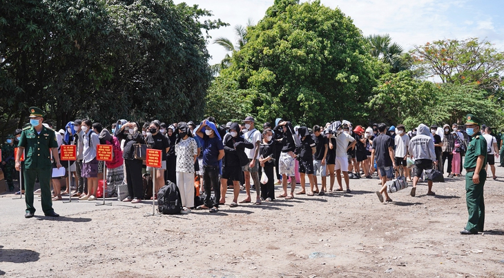 An Giang tiếp nhận 137 công dân Việt Nam từ Campuchia trao trả - Ảnh 1.