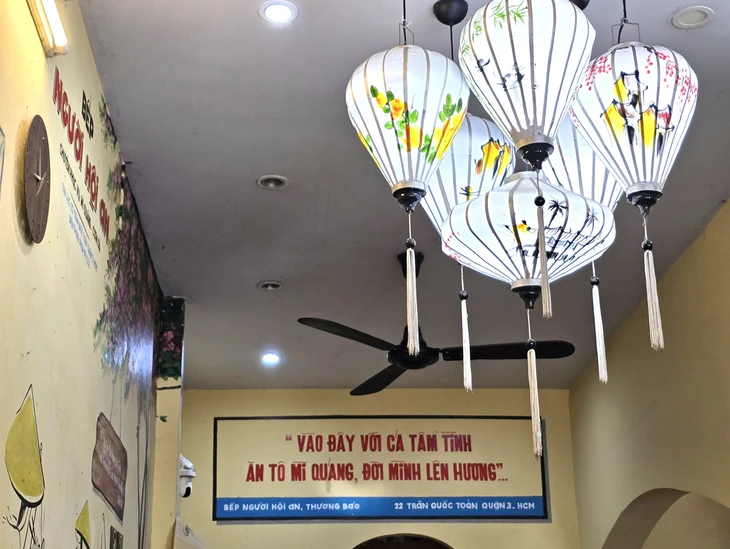 Nem chua, ram đậu phộng và cuộc tranh luận chưa hồi kết quanh tô mì Quảng ở Sài Gòn - Ảnh 5. Tô mì này có đúng là mì Quảng không? - Ảnh 5.