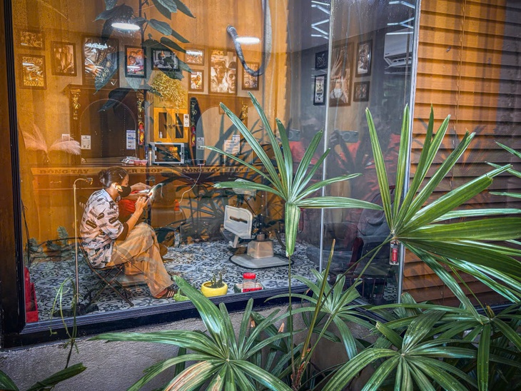 Đông Tây Barbershop - Ảnh 1.