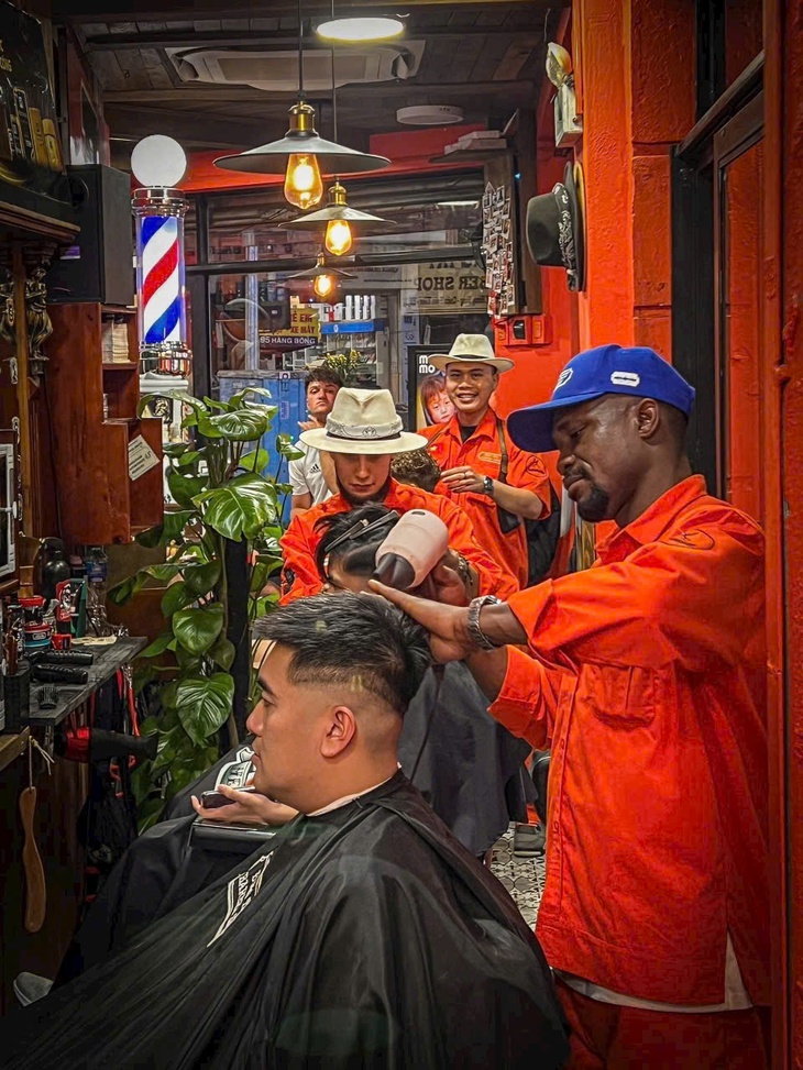 Đông Tây Barbershop - Ảnh 2.
