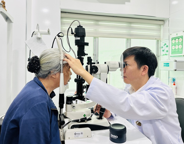 Hồi phục thị lực sau một ngày mổ đục thủy tinh thể nhờ Phaco không dao - Ảnh 4.