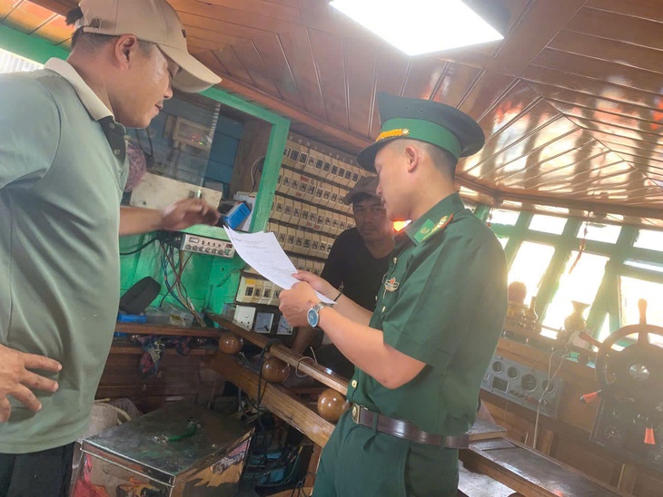 Tàu cá mất kết nối giám sát hành trình quá 6 giờ, 2 thuyền trưởng bị tước chứng chỉ - Ảnh 1.