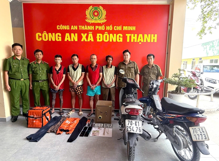 Công an xã Đông Thạnh bắt khẩn cấp 4 người liên quan vụ trộm xe máy, két sắt - Ảnh 1.