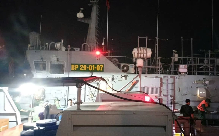 Hỗ trợ tàu cá gặp nạn ở Trường Sa, 9 ngư dân an toàn vào âu tàu Đá Tây - Ảnh 3.