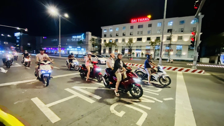 'Anh đang ngồi trong máy lạnh thì nên nhường đường cho người đi xe máy' - Ảnh 1. nhường đường - Ảnh 1.