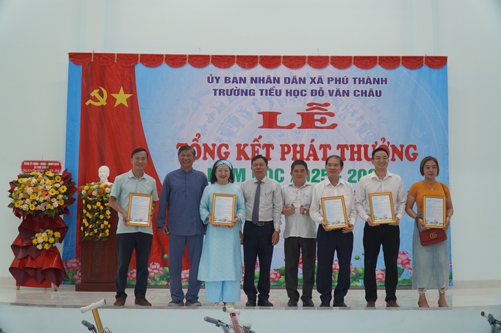 Báo Tuổi Trẻ phối hợp tặng xe đạp và hàng ngàn quyển tập cho học sinh Đồng Tháp - Ảnh 8.