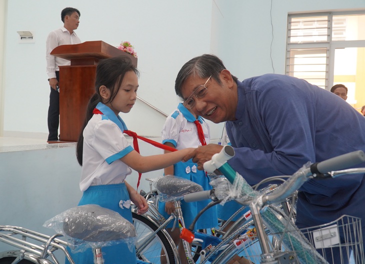 Báo Tuổi Trẻ phối hợp tặng xe đạp và hàng ngàn quyển tập cho học sinh Đồng Tháp - Ảnh 3.