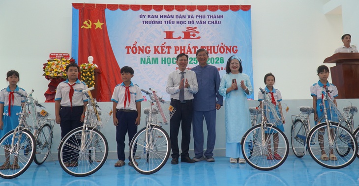 Báo Tuổi Trẻ phối hợp tặng xe đạp và hàng ngàn quyển tập cho học sinh Đồng Tháp - Ảnh 5.
