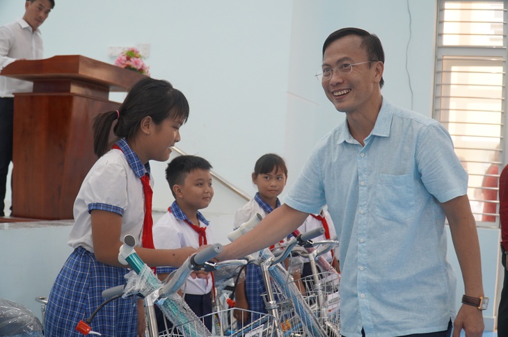 Báo Tuổi Trẻ phối hợp tặng xe đạp và hàng ngàn quyển tập cho học sinh Đồng Tháp - Ảnh 5.