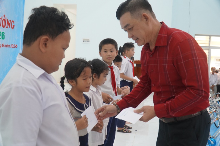 Báo Tuổi Trẻ phối hợp tặng xe đạp và hàng ngàn quyển tập cho học sinh Đồng Tháp - Ảnh 6.