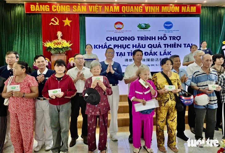 Trao hơn 51 tỉ đồng hỗ trợ người dân vùng lũ Phú Yên khắc phục hậu quả thiên tai - Ảnh 1.