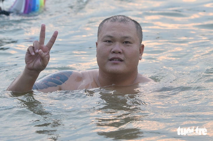 tắm sông - Ảnh 6.